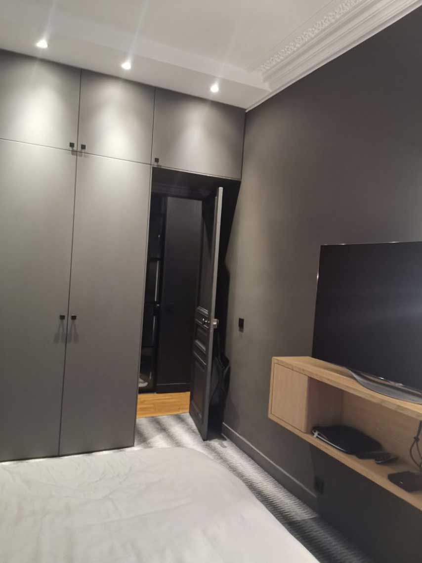 Chambre avec dressing anthracite et corniche — rénovation Paris