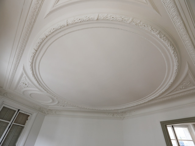 Plafond avec rosace ovale et moulures — rénovation Paris