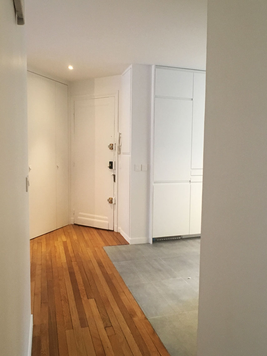 Entrée avec rangements blancs sur mesure — rénovation Paris