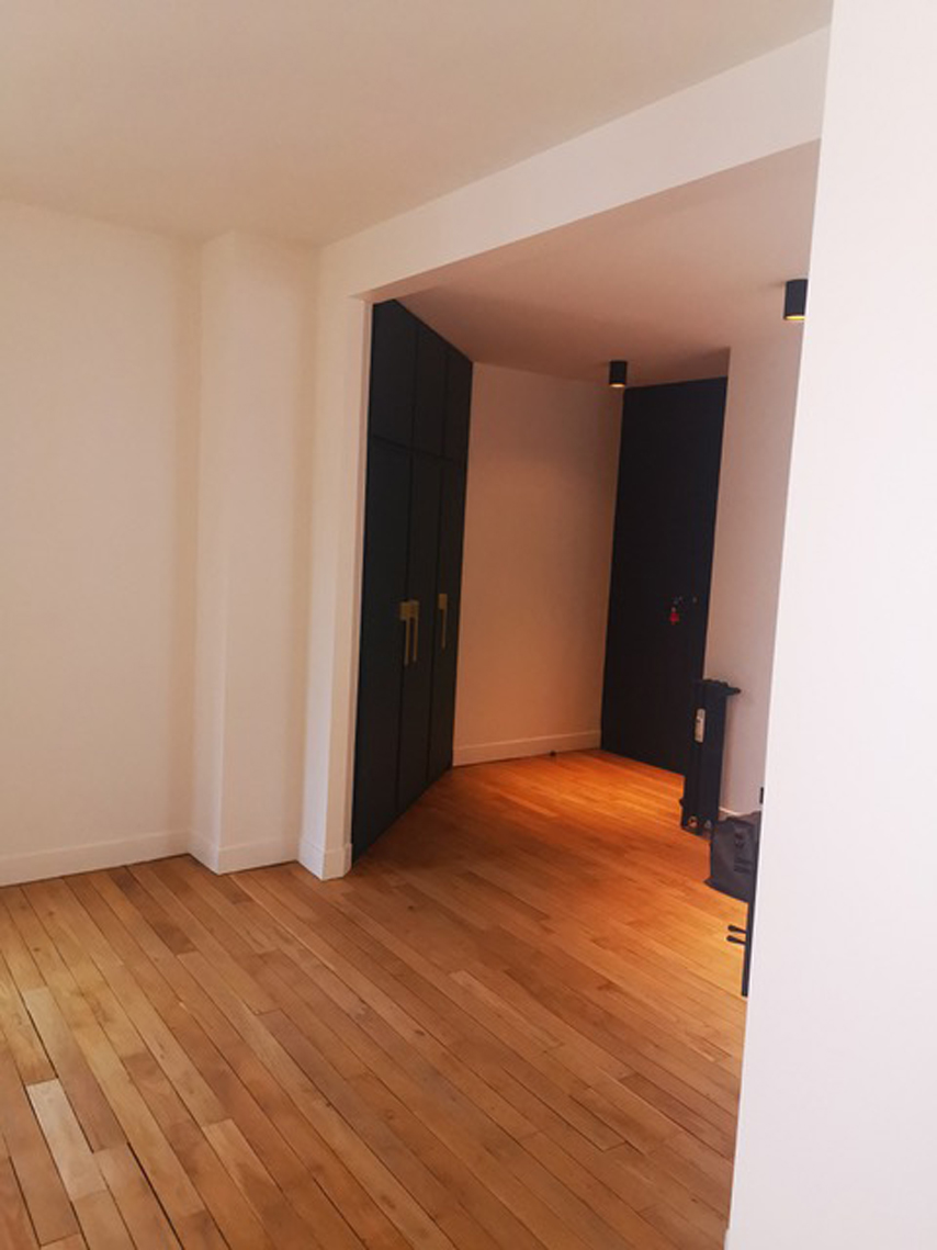Couloir avec parquet en chêne et placard bleu navy — rénovation Paris