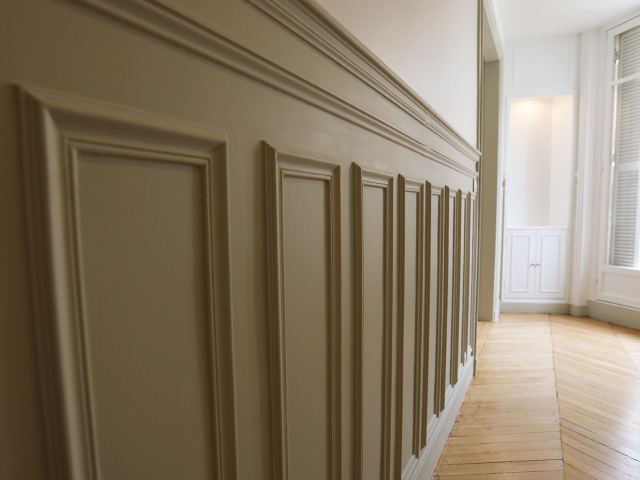 Couloir avec soubassement vert olive et parquet point de Hongrie — rénovation Paris
