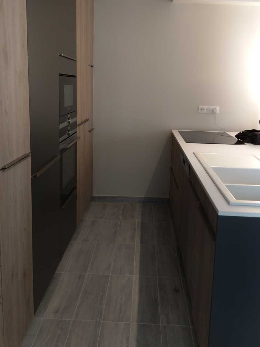 Rénovation de cuisine avec îlot bleu navy et meubles en chêne — Paris