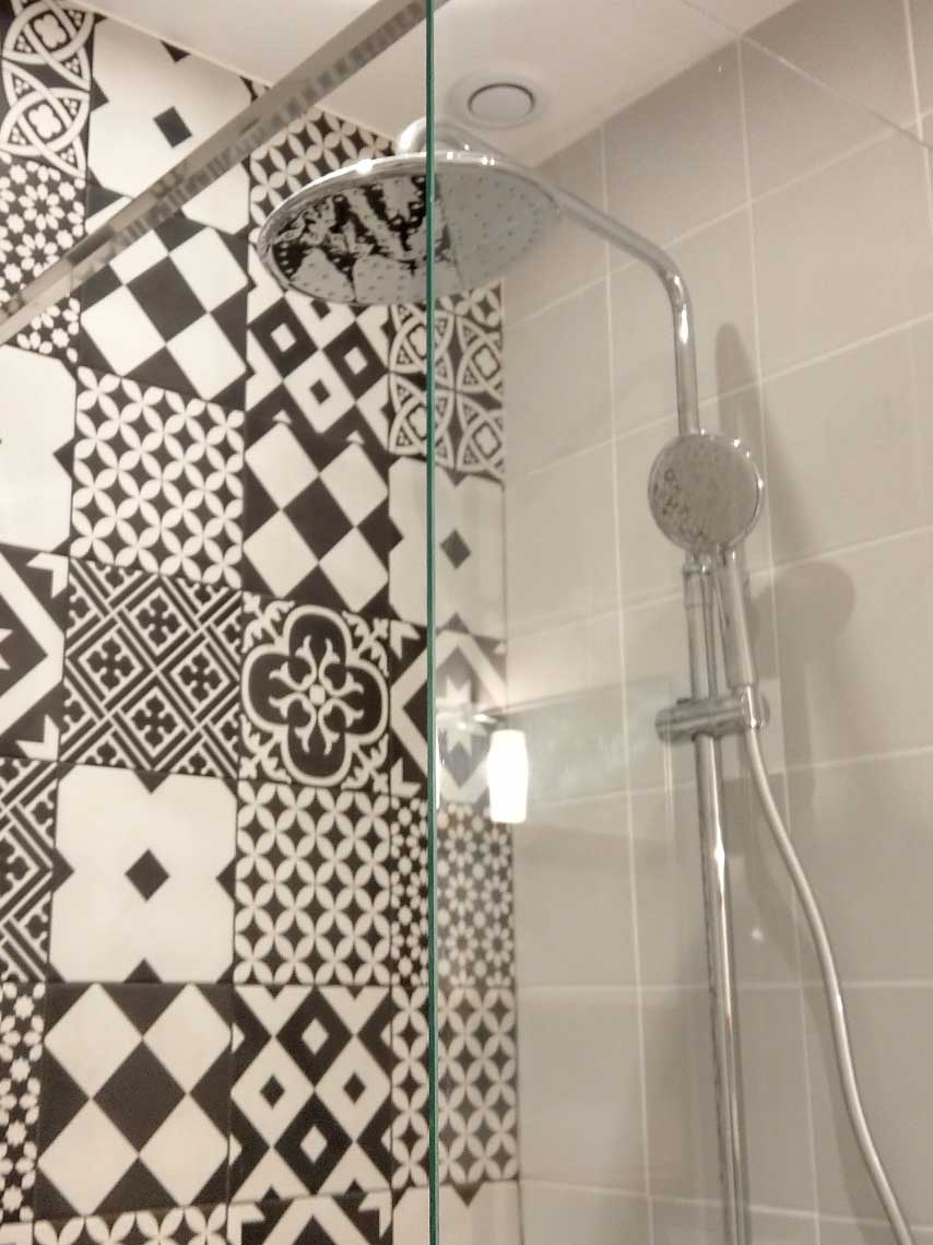Douche à l'italienne avec carreaux patchwork noir et blanc — rénovation Paris