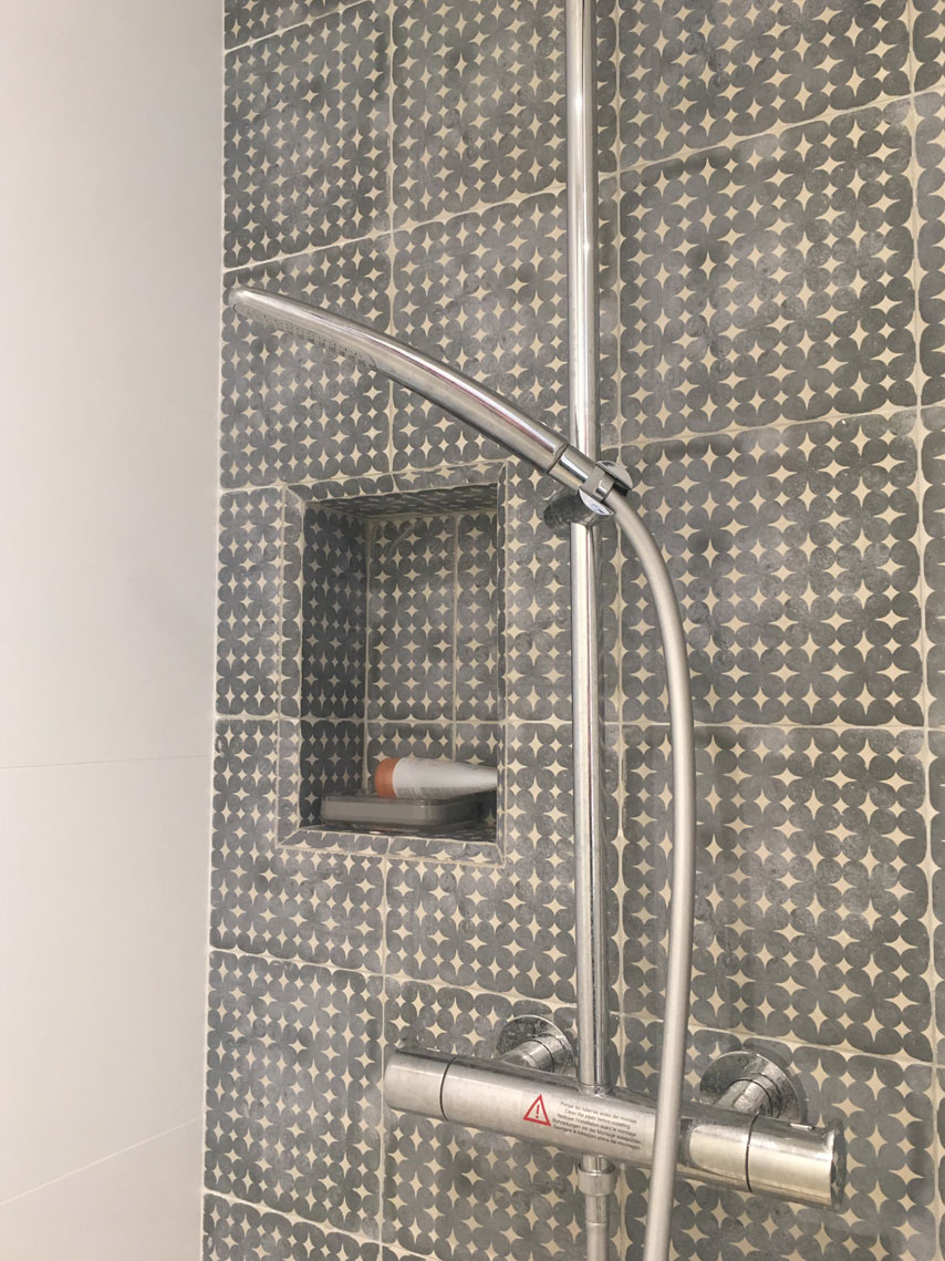 Douche à l'italienne avec carreaux de ciment gris et niche — rénovation Paris